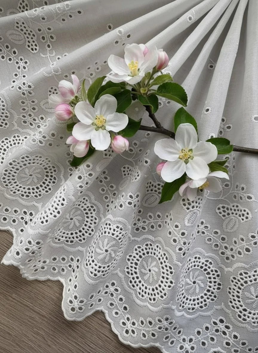 Шитье на смесовом батисте М947