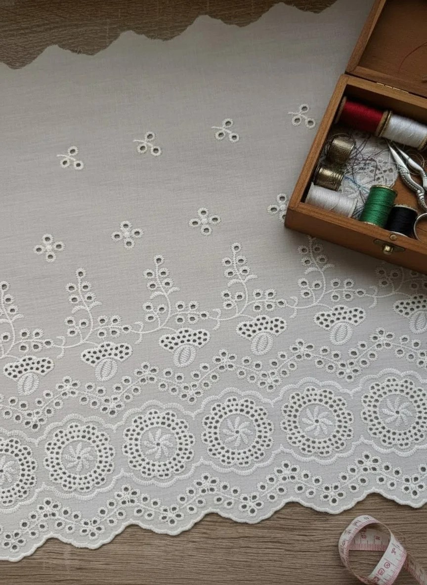 Шитье на смесовом батисте М947