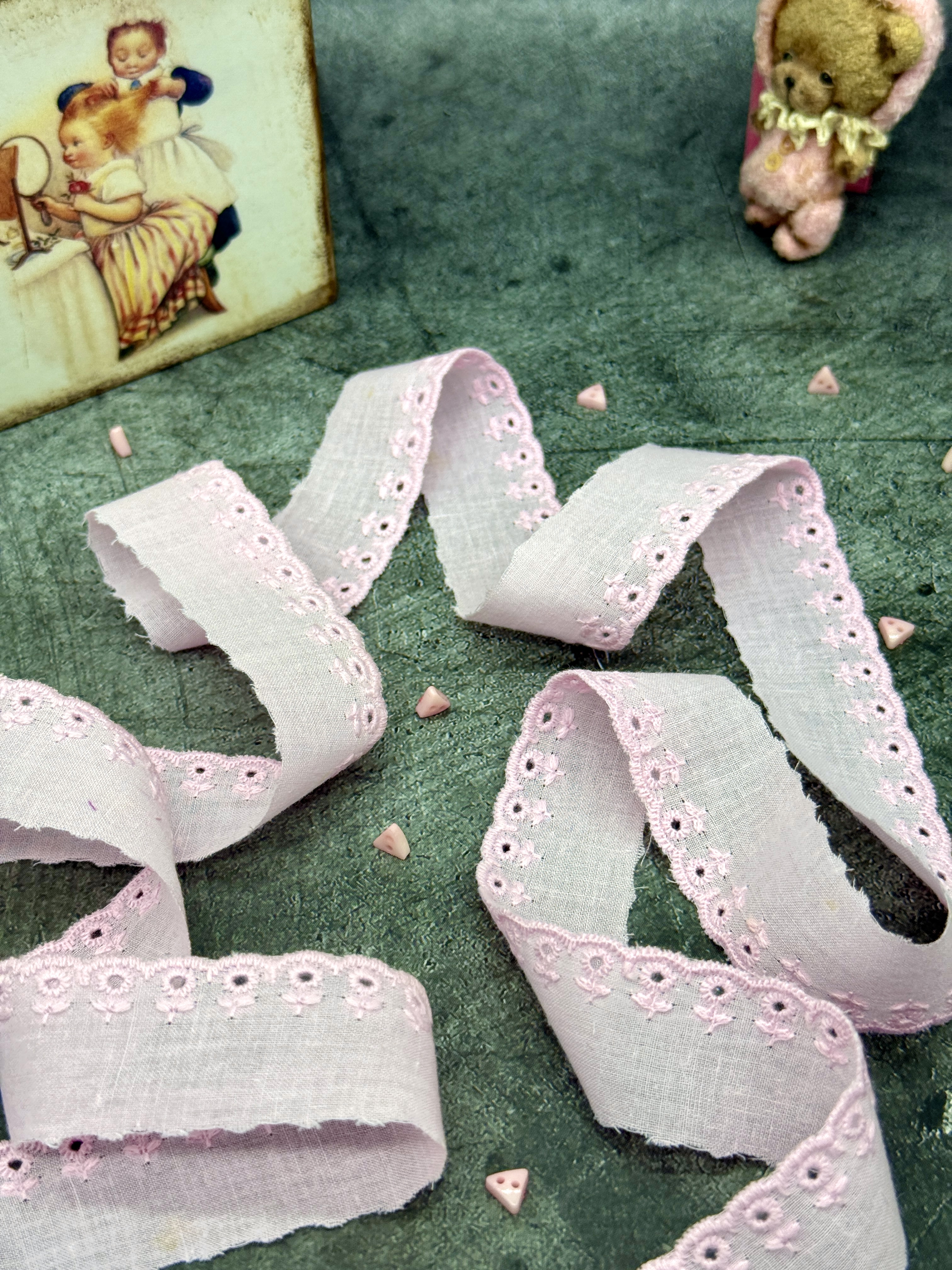 Шитье на батисте М385БР