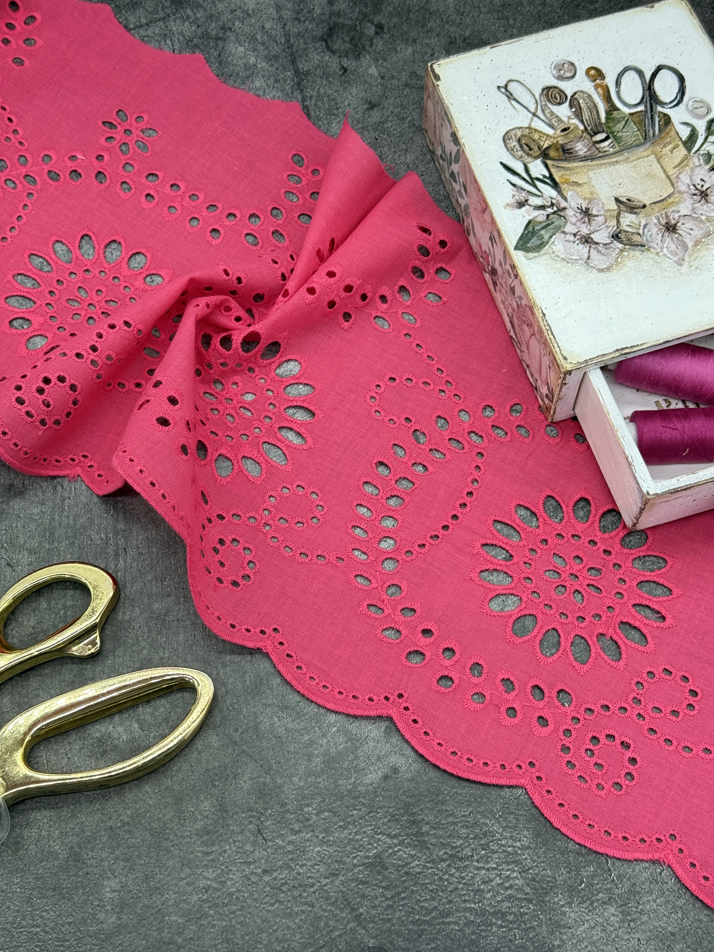 Шитье на батисте М561