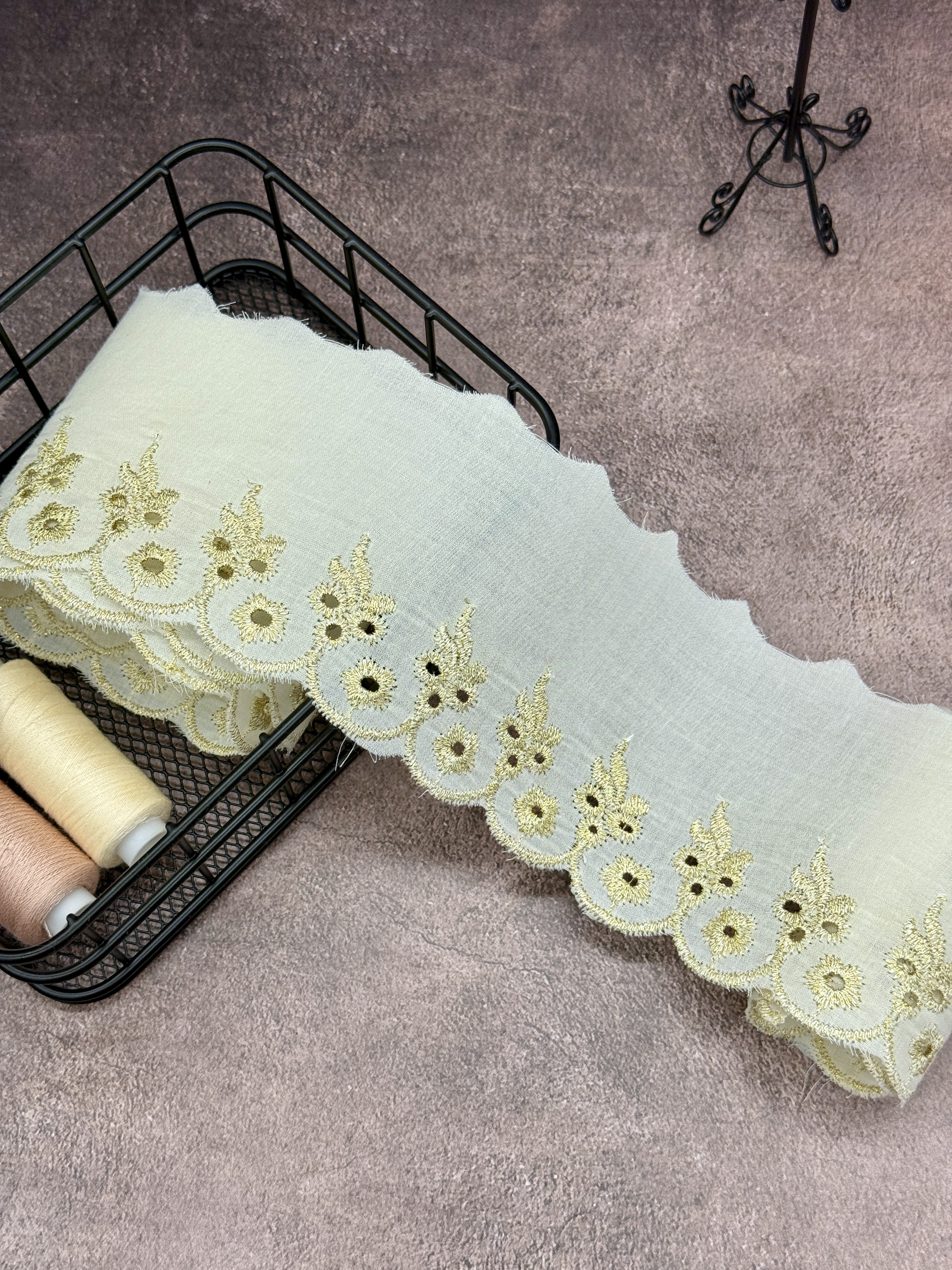 Шитье на батисте М412