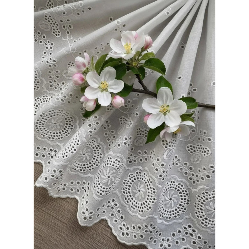 Шитье на смесовом батисте М947