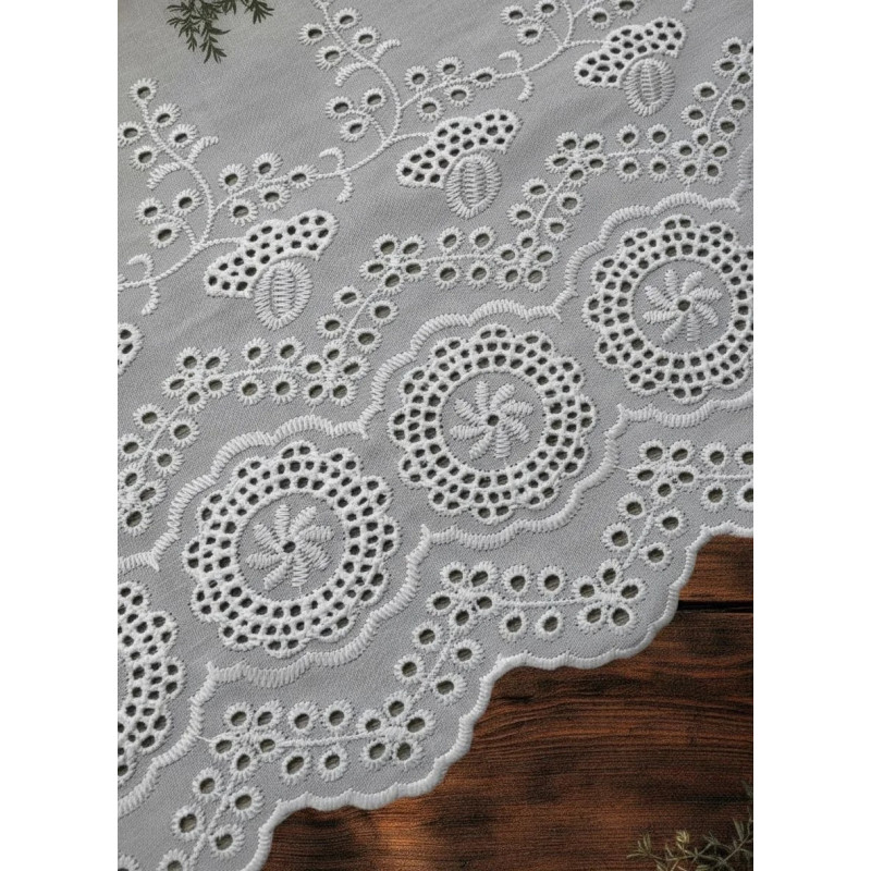 Шитье на смесовом батисте М947