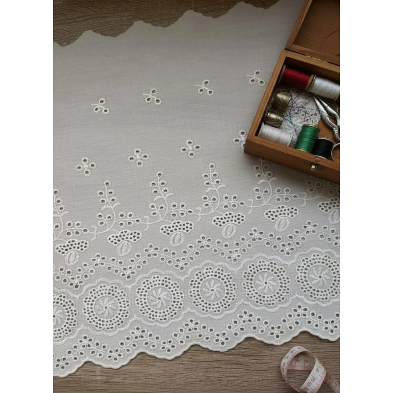 Шитье на смесовом батисте М947