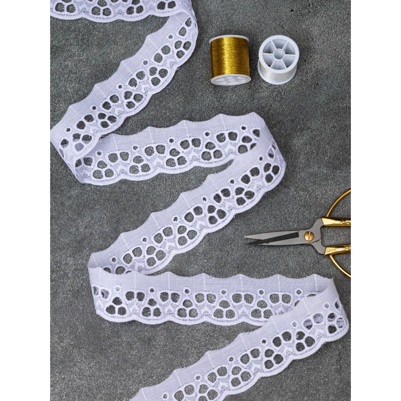 Шитье на батисте М908