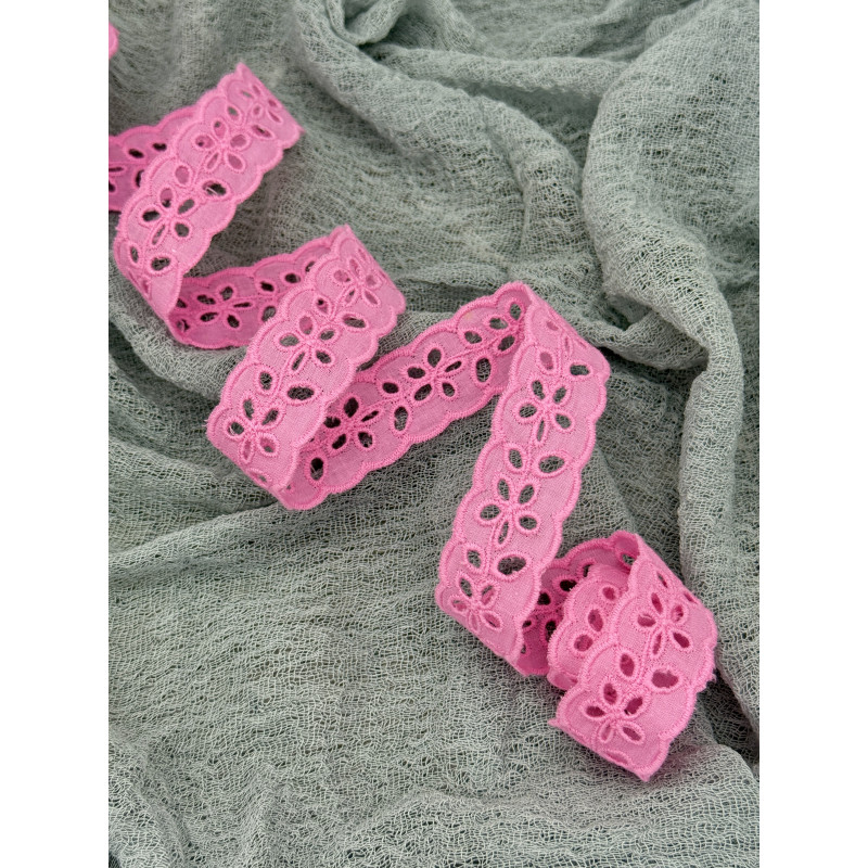 Шитье на батисте М403Р