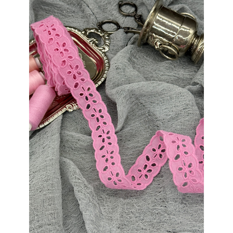 Шитье на батисте М403Р