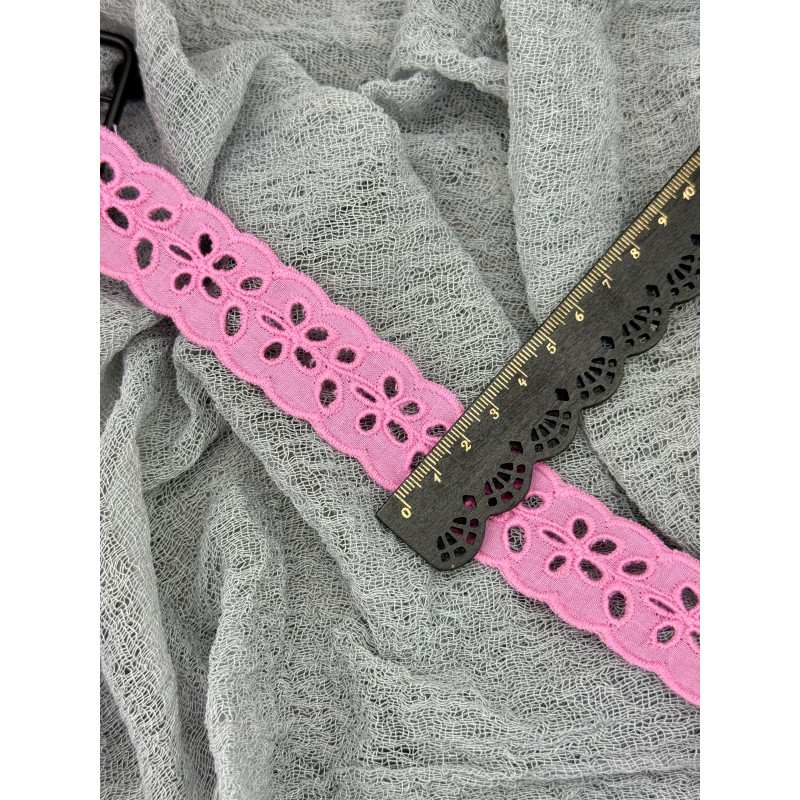 Шитье на батисте М403Р