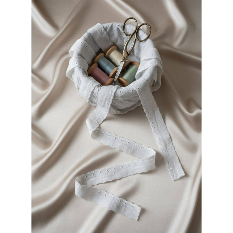 Шитье на батисте М915